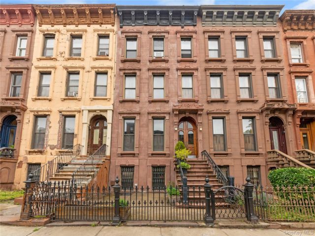  6 BR,  3.00 BTH &nbsp;House style home in Bedford Stuyvesant
