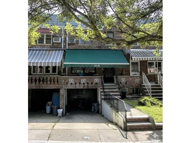  3 BR,  2.00 BTH &nbsp;Colonial style home in Rego Park