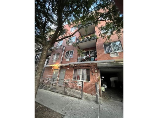  8 BR,  8.00 BTH &nbsp;House style home in Corona