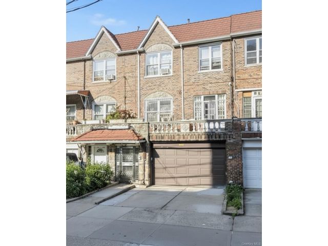  5 BR,  3.00 BTH &nbsp;House style home in Forest Hills