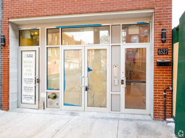 Studio,  0.00 BTH &nbsp;Commercial style home in Woodside