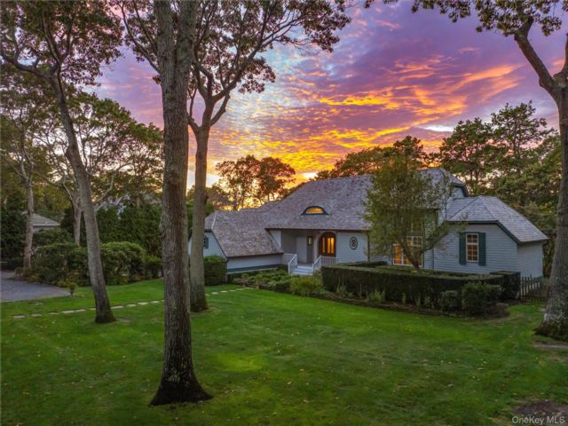  4 BR,  4.00 BTH &nbsp;Tudor style home in Remsenburg