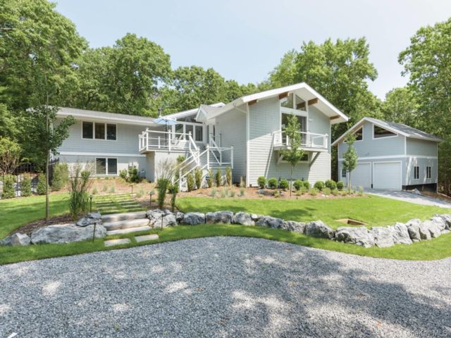  5 BR,  6.00 BTH &nbsp;Contemporary style home in East Hampton