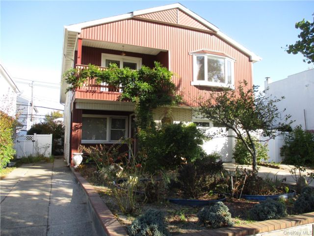  3 BR,  2.00 BTH &nbsp;Other style home in Long Beach