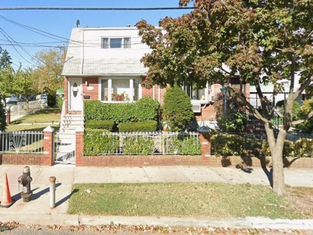  2 BR,  1.00 BTH &nbsp;Colonial style home in Ozone Park