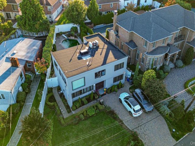  4 BR,  5.00 BTH &nbsp;Contemporary style home in Whitestone