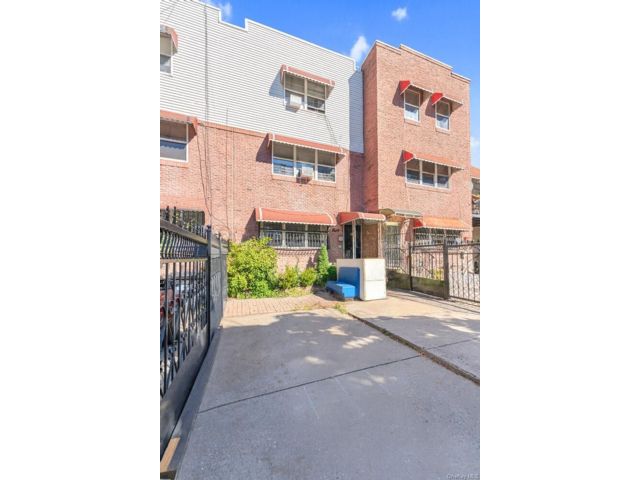  5 BR,  3.00 BTH &nbsp;House style home in Oak Point