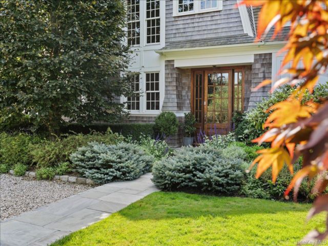  5 BR,  8.00 BTH &nbsp;Carriage house style home in Southampton