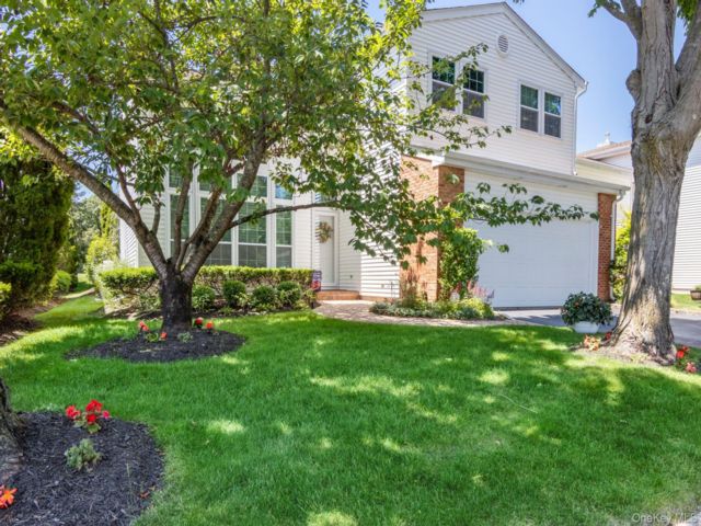  4 BR,  4.00 BTH &nbsp;Garden style home in Commack