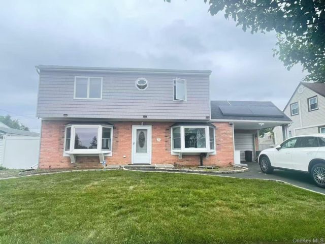  4 BR,  2.00 BTH &nbsp;Exp cape style home in Levittown