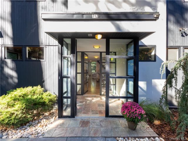  5 BR,  4.00 BTH &nbsp;Other style home in Riverdale