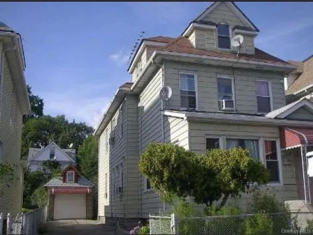  6 BR,  2.00 BTH &nbsp;House style home in Jamaica