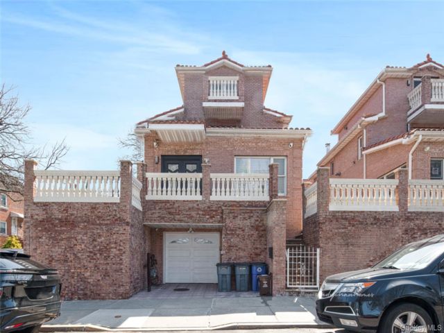  4 BR,  5.00 BTH &nbsp;Other style home in Middle Village