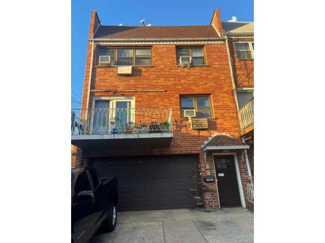  8 BR,  5.00 BTH &nbsp;House style home in Maspeth
