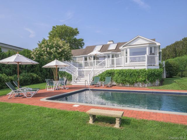  4 BR,  3.00 BTH &nbsp;Traditional style home in Westhampton Beach