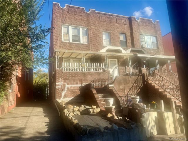  6 BR,  3.00 BTH &nbsp;House style home in Long Island City