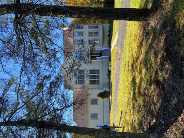  5 BR,  4.00 BTH &nbsp;Colonial style home in White Lake