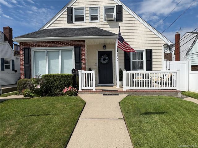  1 BR,  1.00 BTH &nbsp;Cape cod style home in Long Beach