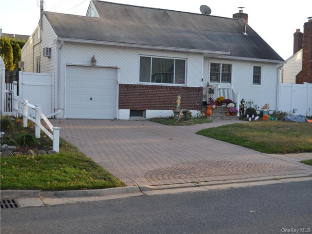 [West Babylon Real Estate, listing number 7223713]