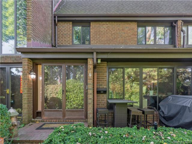  2 BR,  3.00 BTH &nbsp;Condo style home in Roslyn