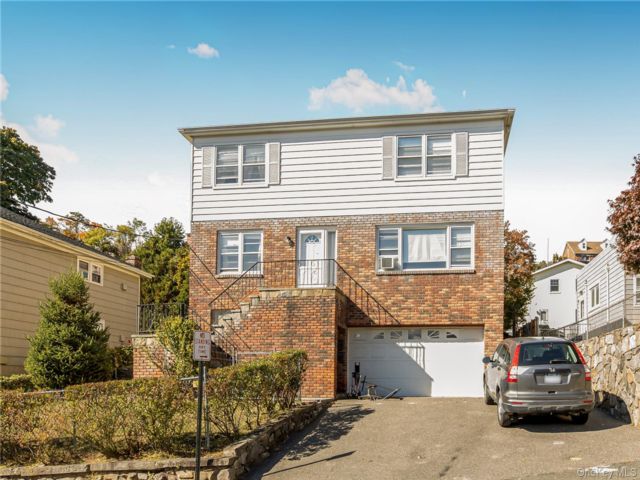  6 BR,  4.00 BTH &nbsp;Colonial style home in Yonkers