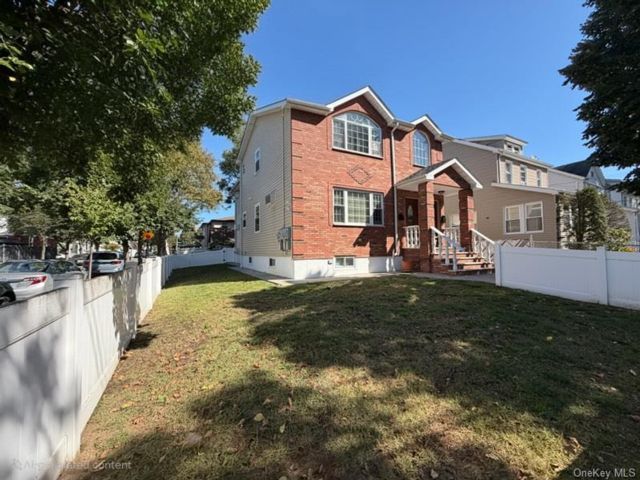  3 BR,  2.00 BTH &nbsp;Contemporary style home in Rosedale