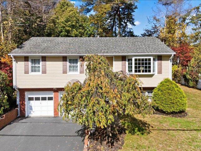  3 BR,  2.00 BTH &nbsp;Hi ranch style home in Tappan