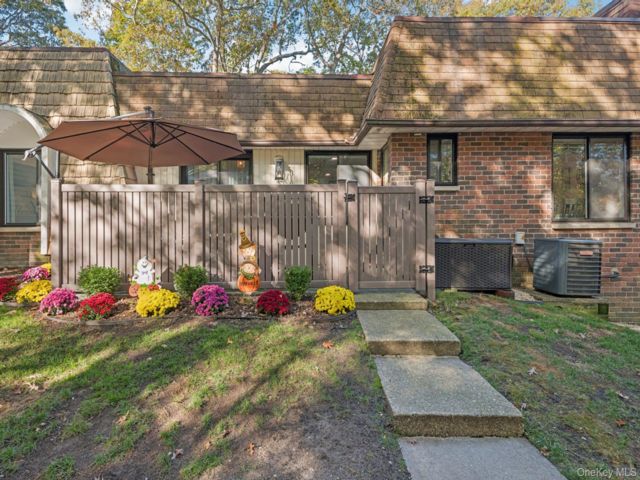  2 BR,  2.00 BTH &nbsp;Other style home in Coram