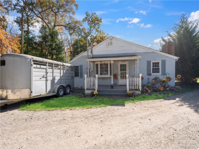  3 BR,  1.00 BTH &nbsp;Exp ranch style home in Central Islip