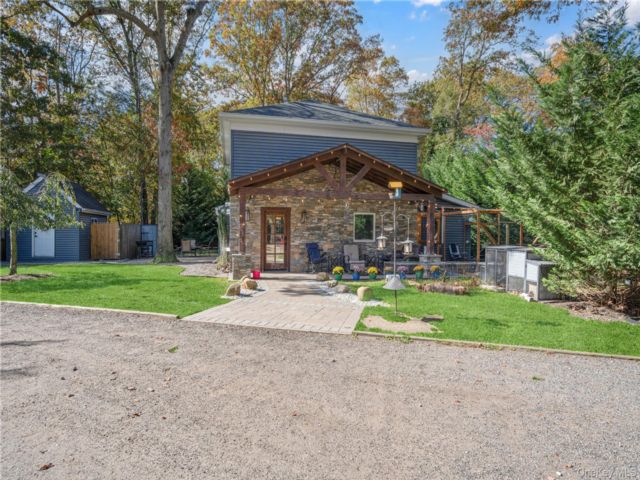  3 BR,  3.00 BTH &nbsp;Cape cod style home in Central Islip