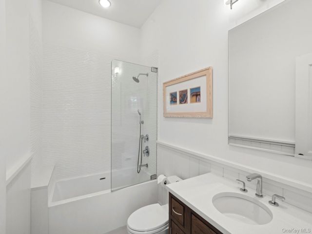 11 BR, 13.00 BTH &nbsp;Traditional style home in Westhampton Beach