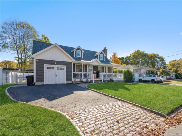  4 BR,  3.00 BTH &nbsp;Cape cod style home in Greenlawn
