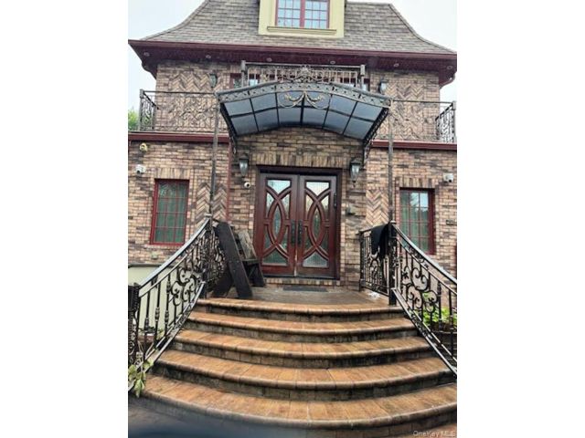  5 BR,  5.00 BTH &nbsp;Contemporary style home in Jamaica Estates