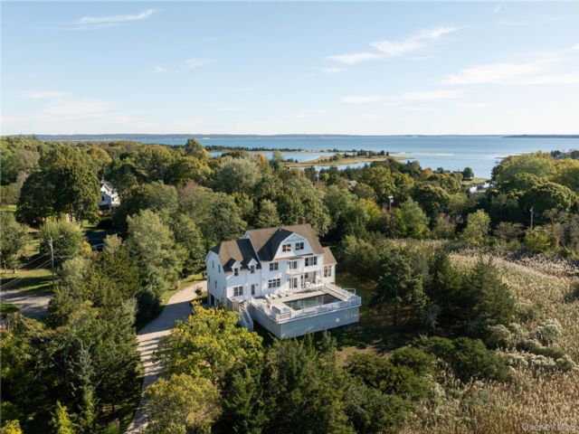  6 BR,  4.00 BTH &nbsp;Colonial style home in Southold