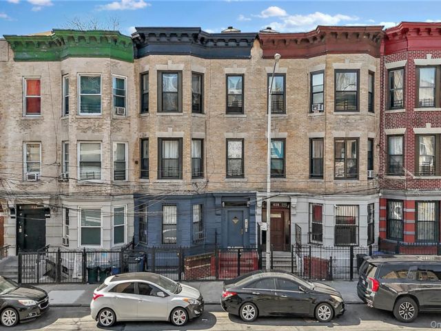 12 BR,  3.00 BTH &nbsp;House style home in Morrisania