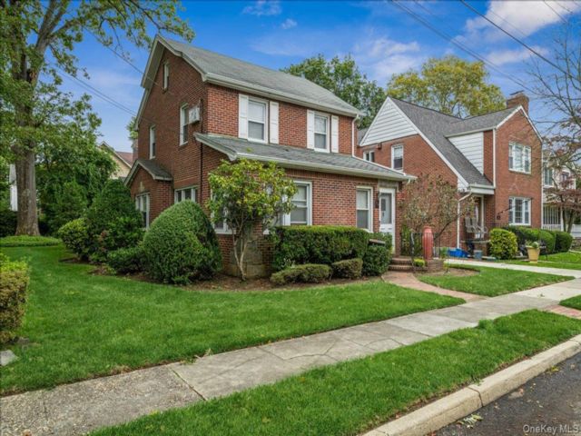  2 BR,  2.00 BTH &nbsp;Colonial style home in Floral Park