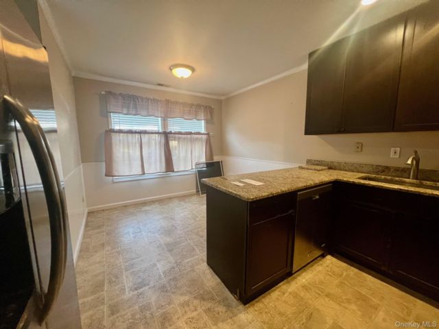  4 BR,  3.00 BTH &nbsp;House style home in Farmingdale