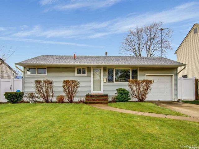  3 BR,  2.00 BTH &nbsp;Ranch style home in Plainview