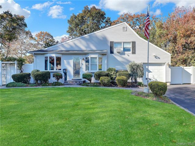  4 BR,  2.00 BTH &nbsp;Exp ranch style home in Smithtown
