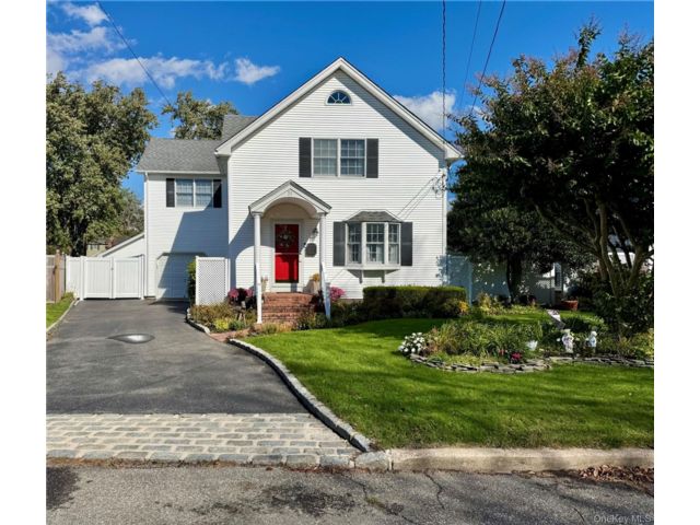  3 BR,  2.00 BTH &nbsp;Traditional style home in Patchogue
