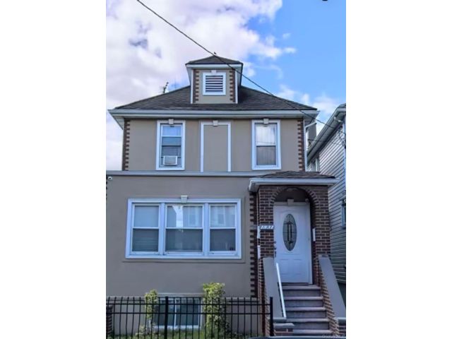  3 BR,  2.00 BTH &nbsp;House style home in Parkchester
