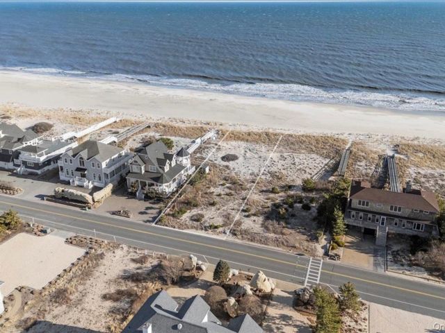 Lot <b>Size:</b>  &nbsp;House style home in Westhampton Beach