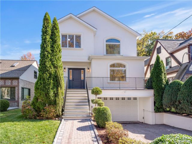  4 BR,  4.00 BTH &nbsp;Colonial style home in Mount Vernon