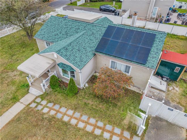 [Mastic Real Estate, listing number 7225209]