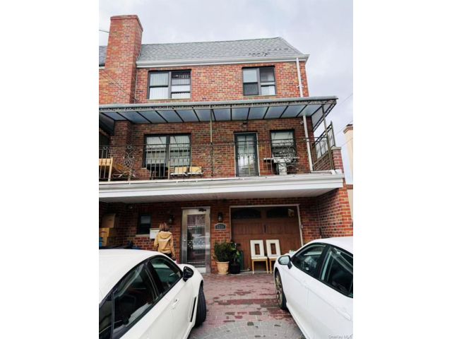  3 BR,  2.00 BTH &nbsp;House style home in Middle Village