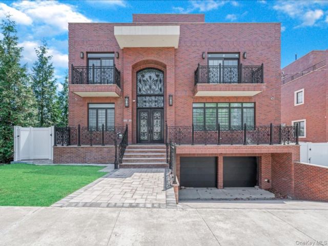  6 BR,  8.00 BTH &nbsp;Contemporary style home in Douglaston