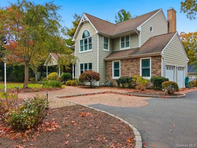  4 BR,  4.00 BTH &nbsp;Colonial style home in Bohemia