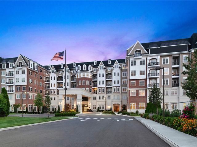  2 BR,  2.00 BTH &nbsp;Contemporary style home in Westbury