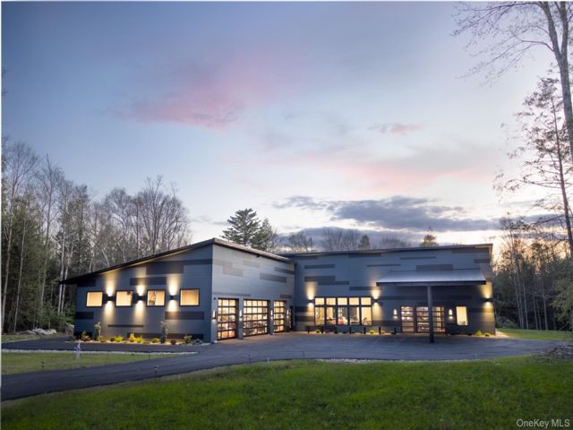  4 BR,  5.00 BTH &nbsp;Post modern style home in Monticello