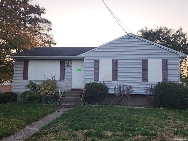  3 BR,  1.00 BTH &nbsp;Ranch style home in Lindenhurst